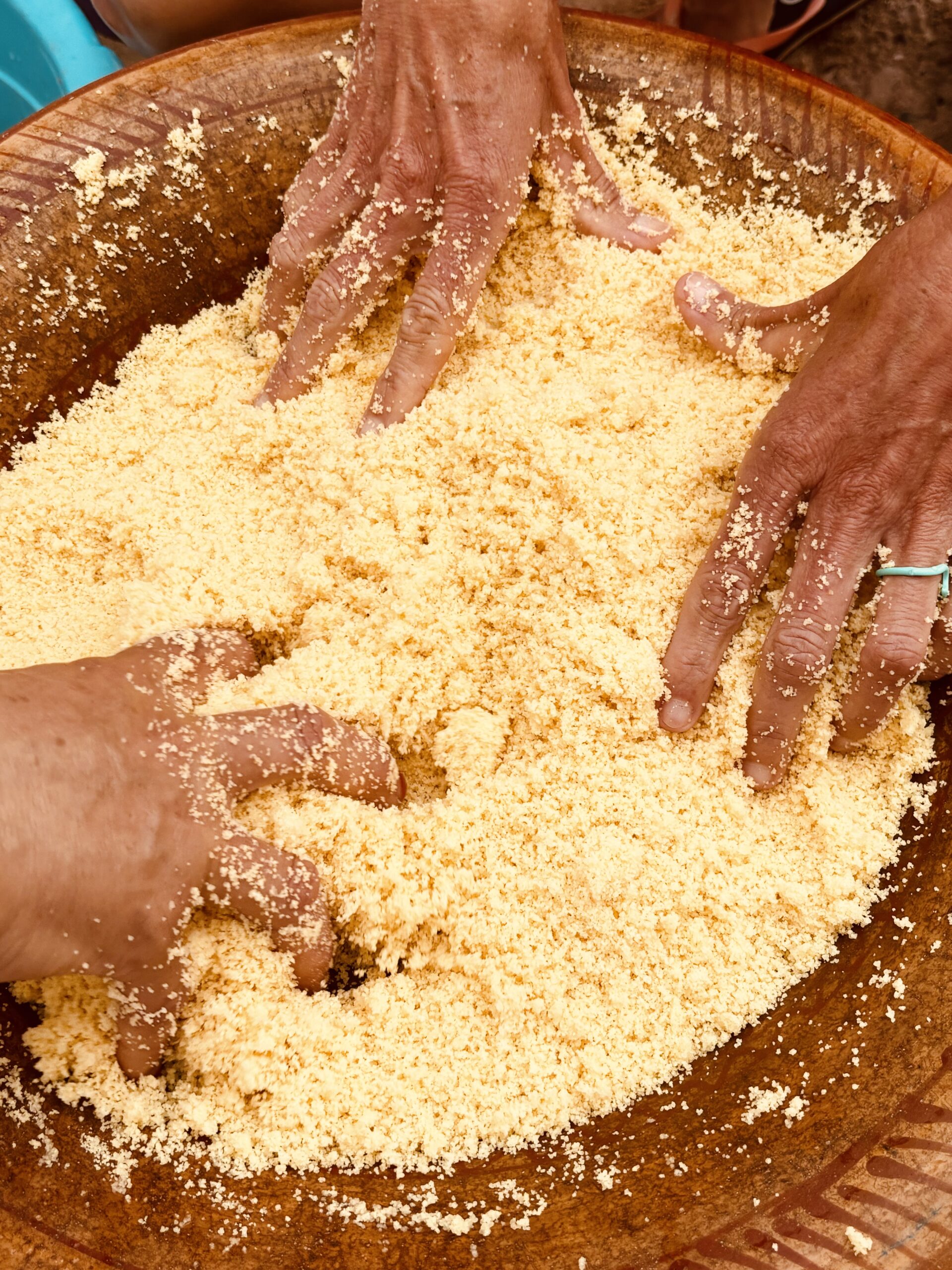 pratiquante de yoga qui preparent le couscous